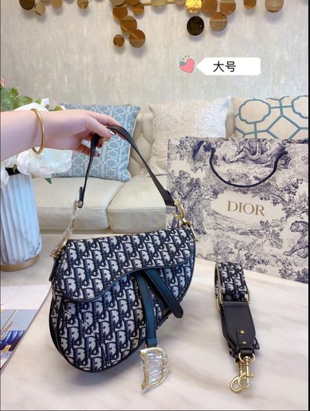 fire saddle bag, inspired by equestrian sports, the bag looks like a decorative bronzing with a unique bag shape, more handsome back, with
fire saddle bag, inspired by equestrian sports, the bag looks like a decorative bronzing with a unique bag shape, more handsome back, with