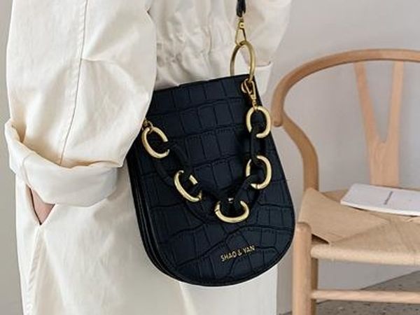 vintage alligator saddle women shoulder bags designer acrylic handle handbags luxury pu leather crossbody bag lady large002
vintage alligator saddle women shoulder bags designer acrylic handle handbags luxury pu leather crossbody bag lady large002