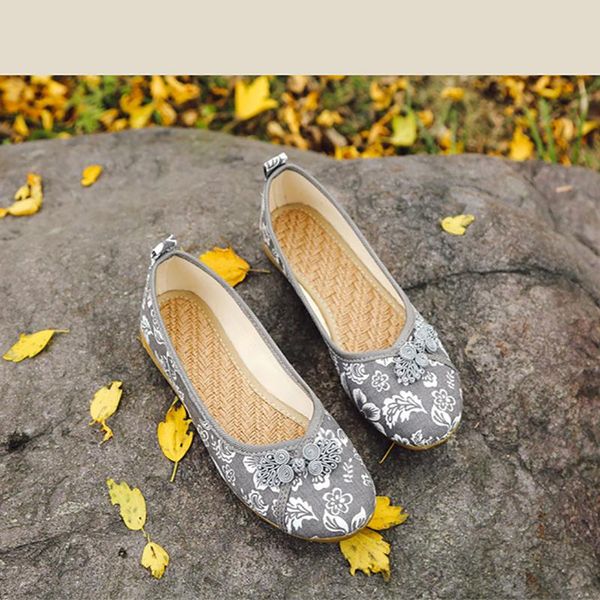 women round head slip on autumn walking flat heeled comfortable breathable casual vintage floral hand embroidered cloth shoes, Black 
women round head slip on autumn walking flat heeled comfortable breathable casual vintage floral hand embroidered cloth shoes, Black