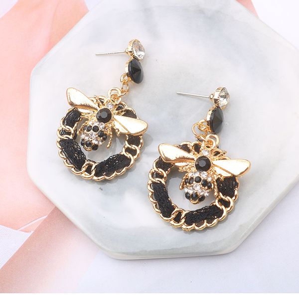 2020 designer autumn and winter small fresh earrings cute bee flash diamond earrings geometric weave winding hand made earring, Silver
2020 designer autumn and winter small fresh earrings cute bee flash diamond earrings geometric weave winding hand made earring, Silver