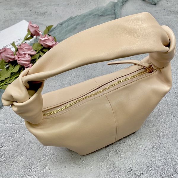 summer simple design selling temperament bag shoulder bag 2020 women's cloud versatile new and generous portable fashionable se lmuja, Red;black
summer simple design selling temperament bag shoulder bag 2020 women's cloud versatile new and generous portable fashionable se lmuja, Red;black