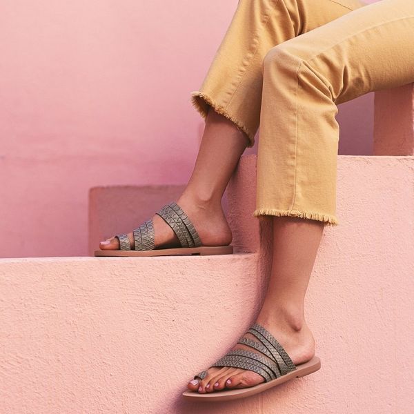 2020 summer flat slippers women flip flops narrow band beach sandals roman ladies shoes big size open toe female slides, Black
2020 summer flat slippers women flip flops narrow band beach sandals roman ladies shoes big size open toe female slides, Black