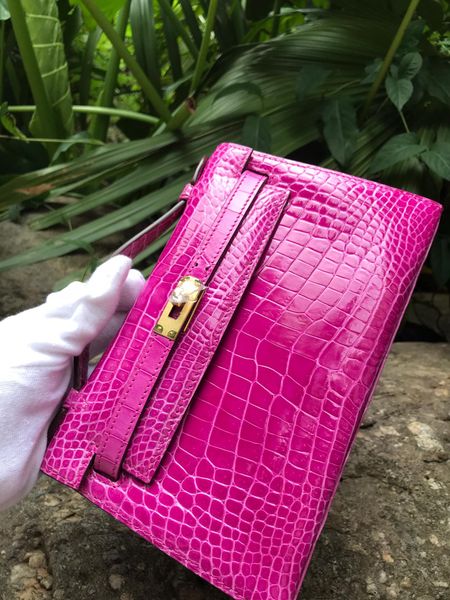 factory wholesale fuchsia shinny crocodile mini handbag 22cm,fully handmade wax thread,can make other size,fast delivery
factory wholesale fuchsia shinny crocodile mini handbag 22cm,fully handmade wax thread,can make other size,fast delivery