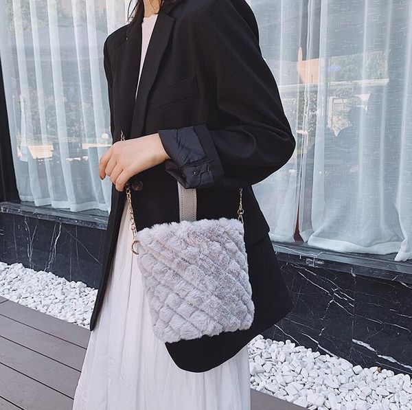 ins ringer chain bucket bag girl shoulder crossbody women plush bags lady handbags autumn winter bag
ins ringer chain bucket bag girl shoulder crossbody women plush bags lady handbags autumn winter bag