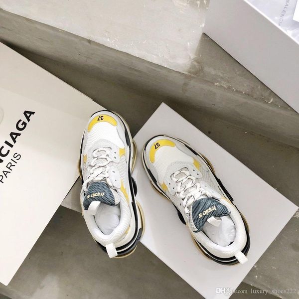 triple s clear sole sneakers, r brand casual sneakers, stylish flat-bottomed comfort, size 35-45, with original box
triple s clear sole sneakers, r brand casual sneakers, stylish flat-bottomed comfort, size 35-45, with original box