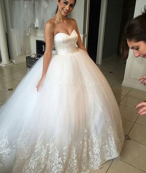 strapless ball gown wedding dresses with appliques sweep train lace up back tulle lace plus size bridal gowns, White
strapless ball gown wedding dresses with appliques sweep train lace up back tulle lace plus size bridal gowns, White