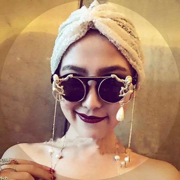 Hot Fashion Vintage Gold Monkey Sunglasses Baroque Exaggerated Sunglasses Sun Beach Sunglasses with Metal Pearl Chain for Women T200518
Hot Fashion Vintage Gold Monkey Sunglasses Baroque Exaggerated Sunglasses Sun Beach Sunglasses with Metal Pearl Chain for Women T200518