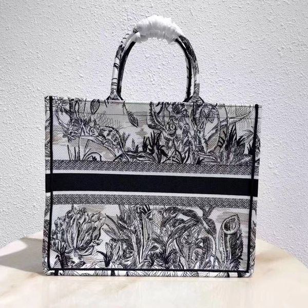 handbag customizable embroidery name 7a high-end quality concentrated crystal with exquisite workmanship made of grey embroidered canvas
handbag customizable embroidery name 7a high-end quality concentrated crystal with exquisite workmanship made of grey embroidered canvas