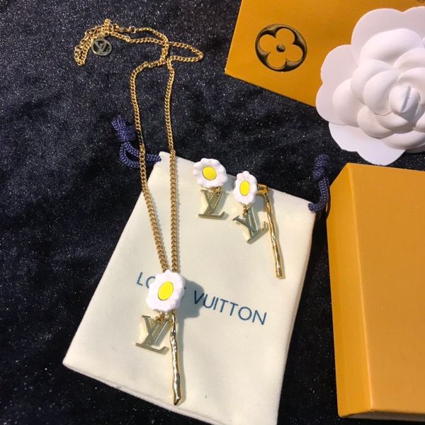 luxury designer jewelry women earringsnew selling letter thread custom earrings jewelry women earrings with box r3, Golden
luxury designer jewelry women earringsnew selling letter thread custom earrings jewelry women earrings with box r3, Golden