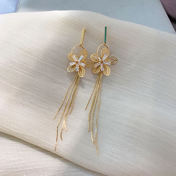 dominated creative new metal hollow crystal flowers korean drop earrings long tassels temperament joker women earrings 2020, Silver
dominated creative new metal hollow crystal flowers korean drop earrings long tassels temperament joker women earrings 2020, Silver