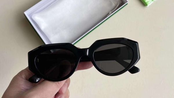 1031s cat eye sunglasses gold black grey lens 52mm sonnenbrille gafas de sol de women fashion sunglasses with box, White;black
1031s cat eye sunglasses gold black grey lens 52mm sonnenbrille gafas de sol de women fashion sunglasses with box, White;black