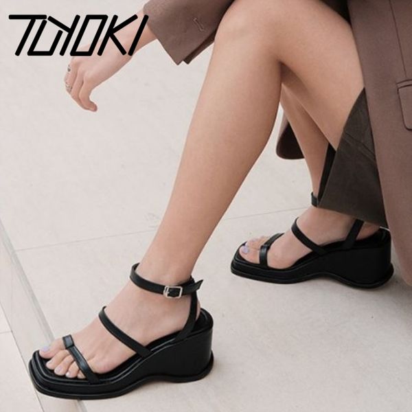 tuyoki genuine leather women sandals fashion solid color shoes women high-quality metal buckle flat heels footwear size 34-39, Black
tuyoki genuine leather women sandals fashion solid color shoes women high-quality metal buckle flat heels footwear size 34-39, Black