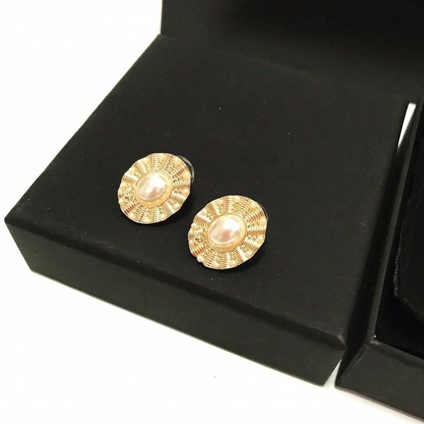 the new vintage french earrings of gold pearl and delicate earrings of korean style are in, Golden;silver
the new vintage french earrings of gold pearl and delicate earrings of korean style are in, Golden;silver