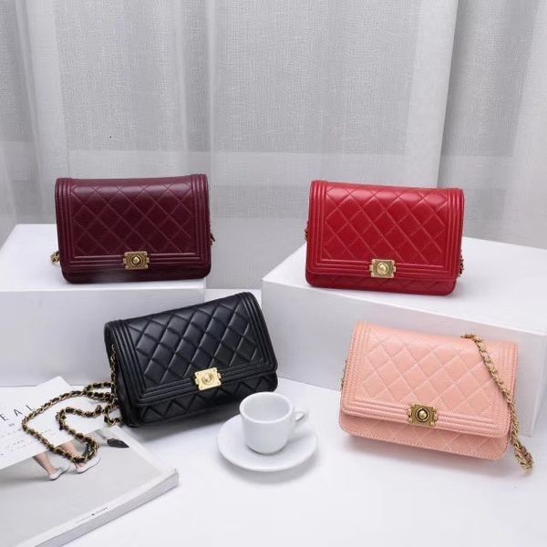 2020 genuine leather female cow skin handbags diamond chain fashion with a single shoulder slanting clutch simple mini women bag
2020 genuine leather female cow skin handbags diamond chain fashion with a single shoulder slanting clutch simple mini women bag