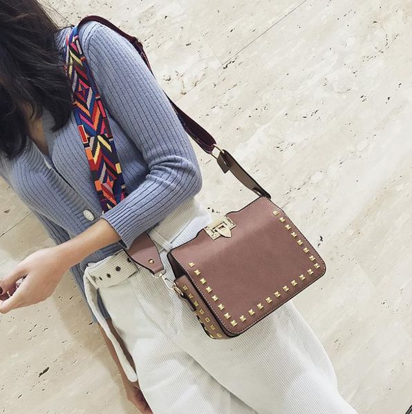 Fashion Shoulder Messenger Bag Women's New Postman Handbag Versatile Rivet Bags Retro Small Square Bag
Fashion Shoulder Messenger Bag Women's New Postman Handbag Versatile Rivet Bags Retro Small Square Bag