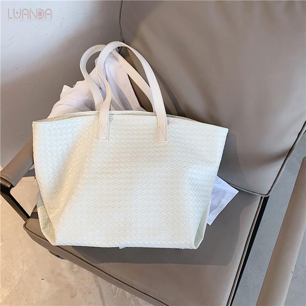 new 2020 trend girl for women women knitting pu leather famale tote handle personality shoulder lady handbag
new 2020 trend girl for women women knitting pu leather famale tote handle personality shoulder lady handbag