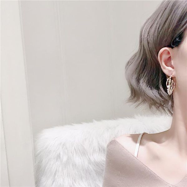 2020 the new geometric metal circle pearl modelling design earrings simple fashion women temperament style hoop earrings new, Golden;silver
2020 the new geometric metal circle pearl modelling design earrings simple fashion women temperament style hoop earrings new, Golden;silver