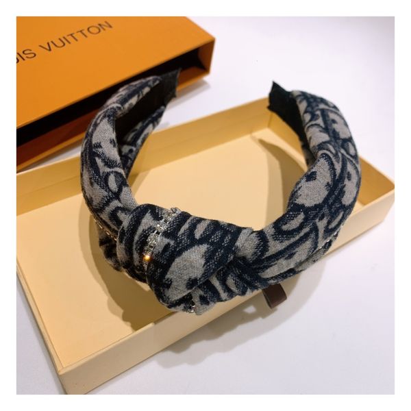 signature-f072s autumn and winter new thickened woolen signature printing diamond bar middle kink bow headband, Silver
signature-f072s autumn and winter new thickened woolen signature printing diamond bar middle kink bow headband, Silver