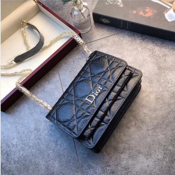 the latest leather bag fashion female designer shoulder bag fashion color relief exquisite size of 22cm
the latest leather bag fashion female designer shoulder bag fashion color relief exquisite size of 22cm