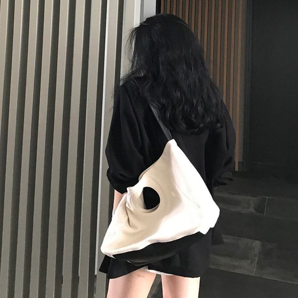 the new style, fashionable texture, large three-dimensional leather, hit color, one-shoulder messenger portable canvas bag
the new style, fashionable texture, large three-dimensional leather, hit color, one-shoulder messenger portable canvas bag