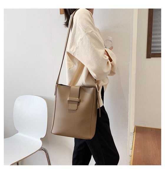 2020 simple solid color new bucket bag female wide shoulder strap shoulder bag large capacity diagonal handbags
2020 simple solid color new bucket bag female wide shoulder strap shoulder bag large capacity diagonal handbags