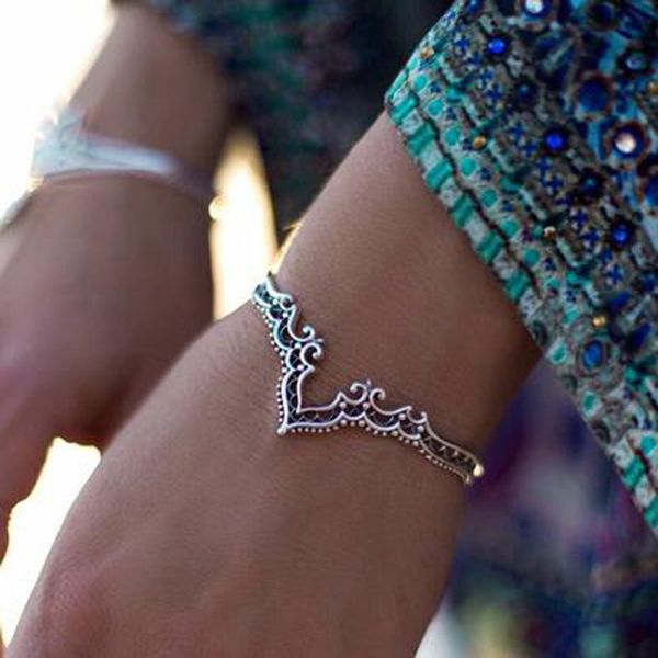 simple and retro crown hollow-out floweropening bracelet bracelet european and americanstylecarved ornaments, Black
simple and retro crown hollow-out floweropening bracelet bracelet european and americanstylecarved ornaments, Black