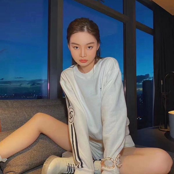 popular logo hoodie for women in early autumn 2020 new fashion casual style black and white contrast simple slimming body show thin show whi, Black;brown
popular logo hoodie for women in early autumn 2020 new fashion casual style black and white contrast simple slimming body show thin show whi, Black;brown