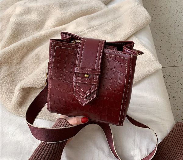 french niche bucket bag female 2020 new fashion korean style single shoulder strap crocodile retro messenger02
french niche bucket bag female 2020 new fashion korean style single shoulder strap crocodile retro messenger02