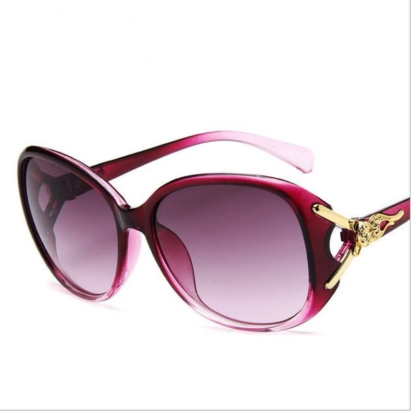 vintage gradient frame women's sunglasses retro metal decoration shades for female elegant glasses sun zonnebril dames 2020, White;black
vintage gradient frame women's sunglasses retro metal decoration shades for female elegant glasses sun zonnebril dames 2020, White;black