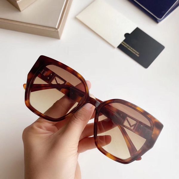 2020 new fashion vintage luxury sunglasses women brand designer womens sunglasses ladies glasses uv400 with cases and box 1104, White;black
2020 new fashion vintage luxury sunglasses women brand designer womens sunglasses ladies glasses uv400 with cases and box 1104, White;black