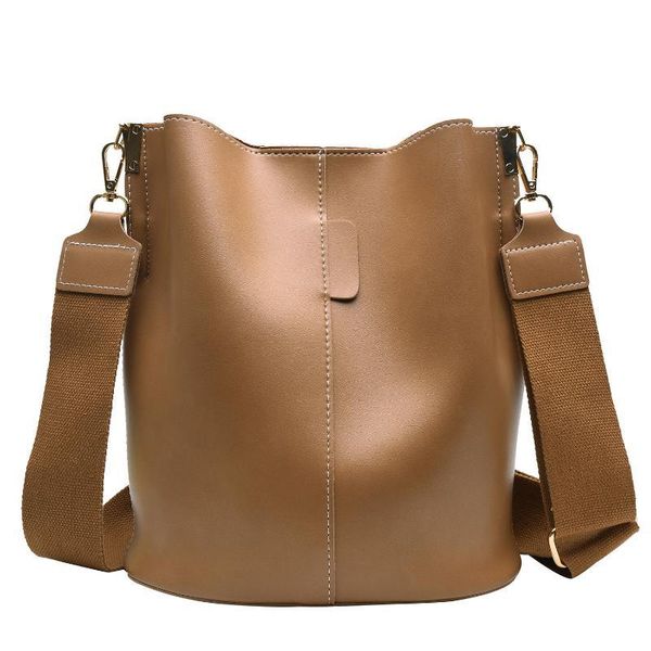 2020 new women's shoulder bag fashion large capacity bucket bag simple wild solid color wide strap ladies messenger
2020 new women's shoulder bag fashion large capacity bucket bag simple wild solid color wide strap ladies messenger