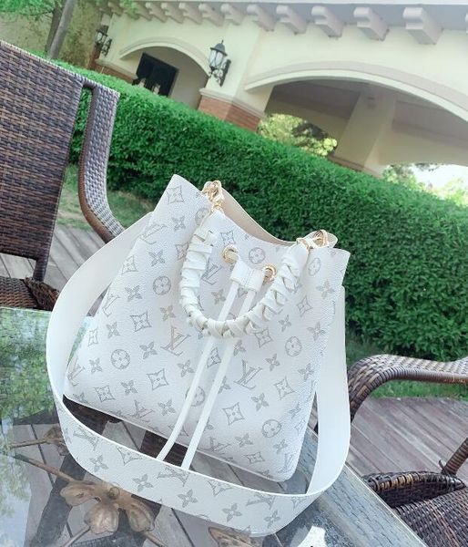 Vintage Solid color Square bag 2020 Fashion New High quality PU Leather Women's Handbag Lock Shoulder bag Underarm
Vintage Solid color Square bag 2020 Fashion New High quality PU Leather Women's Handbag Lock Shoulder bag Underarm