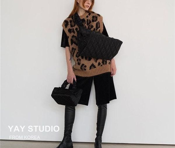new women handbags space cotton pad feather padding retro solid bucket bag handbag shoulder bags tote messenger bag
new women handbags space cotton pad feather padding retro solid bucket bag handbag shoulder bags tote messenger bag