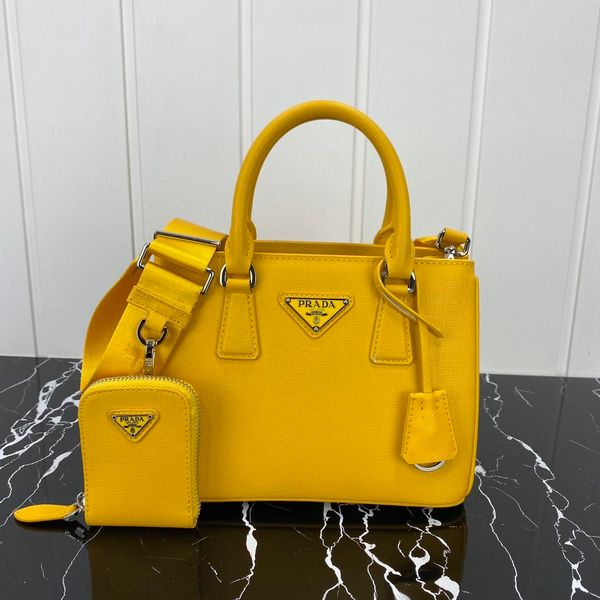 new handbag luxury shoulder bag three in one killer bag ladies fashion high-quality leather handbag ladies classic business diagonal
new handbag luxury shoulder bag three in one killer bag ladies fashion high-quality leather handbag ladies classic business diagonal