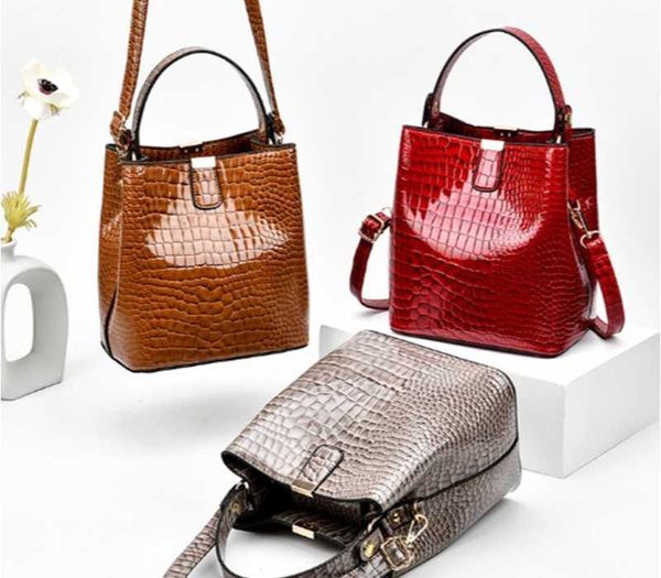 2020 new leather women s bag fashion versatile oil wax bucket bag trendy handbag large capacity single shoulder02
2020 new leather women s bag fashion versatile oil wax bucket bag trendy handbag large capacity single shoulder02
