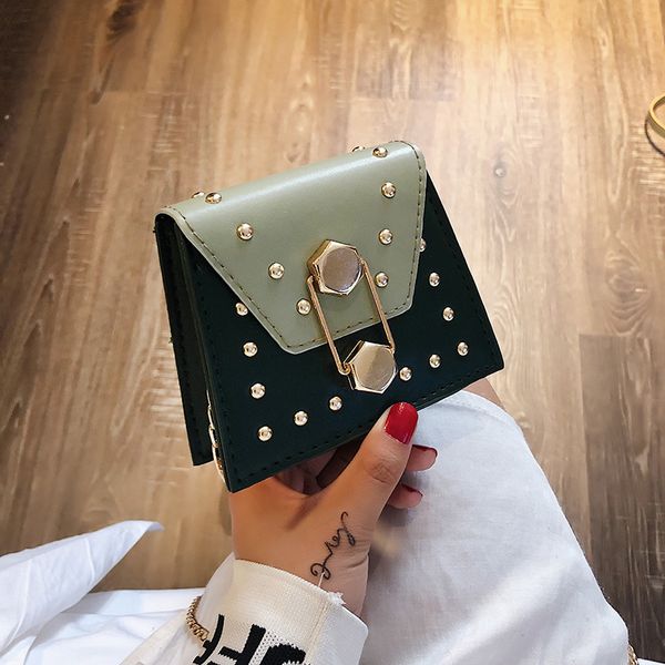 женщина lady rivet кожа pu crossbody сумка для женщин 2020 цепь плеча сумка ladie рука слинг роскошные сумки конструктора
женщина lady rivet кожа pu crossbody сумка для женщин 2020 цепь плеча сумка ladie рука слинг роскошные сумки конструктора