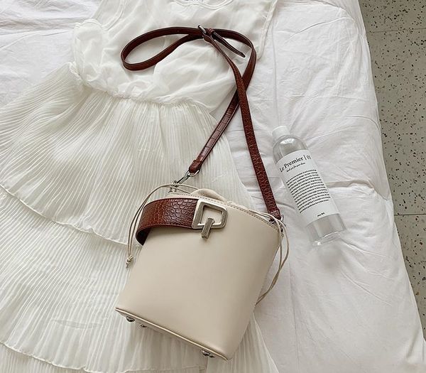 Elegant Female Stone pattern Tote Bucket bag 2020 New Quality PU leather Women s Designer Handbag Lock Shoulder Messenger02
Elegant Female Stone pattern Tote Bucket bag 2020 New Quality PU leather Women s Designer Handbag Lock Shoulder Messenger02