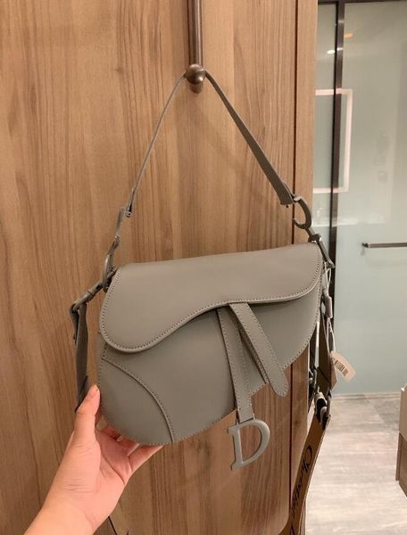 2020 new cd dio r hight quality backpack bags boutique 1:1 lpackage wallet purse designer bag handbag female purse fashion women bag85, Black
2020 new cd dio r hight quality backpack bags boutique 1:1 lpackage wallet purse designer bag handbag female purse fashion women bag85, Black