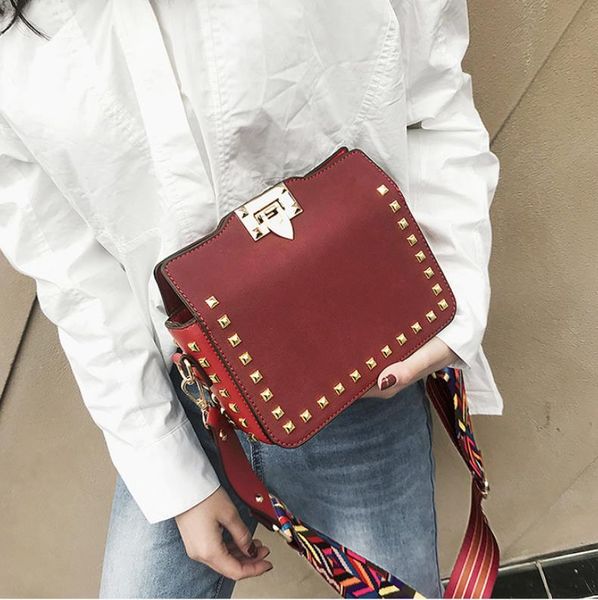fashion shoulder messenger bag women's new postman handbag versatile rivet bags retro small square bag
fashion shoulder messenger bag women's new postman handbag versatile rivet bags retro small square bag