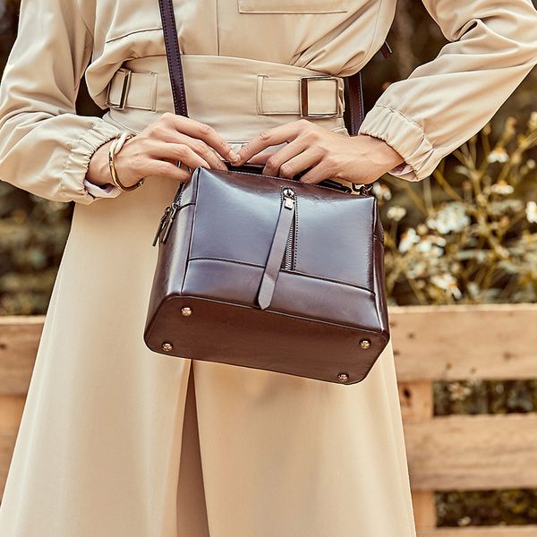 2020 new selling bucket bag handbag shoulder cross-body fashion women's cow leather bag
2020 new selling bucket bag handbag shoulder cross-body fashion women's cow leather bag
