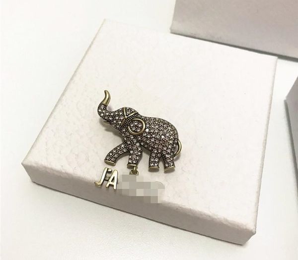 Novelty Elephant Charm Pin Classic Letter Brooches Shining Rhinestone Brooch Pin Unisex Couple Fashion Brooches Accessories Party14
Novelty Elephant Charm Pin Classic Letter Brooches Shining Rhinestone Brooch Pin Unisex Couple Fashion Brooches Accessories Party14