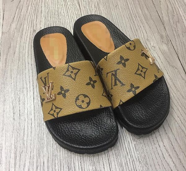 2022 light slippers louis vuitton individual leisurel luxury women sandal flip flops summer fashion leather non-slip soft bottom slippers., Black
2022 light slippers louis vuitton individual leisurel luxury women sandal flip flops summer fashion leather non-slip soft bottom slippers., Black