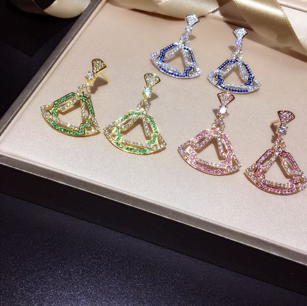 европа америка горячие продажи мода леди женщины brass 18k позолоченный выдалбливают установка алмазная красный / зеленый / синий цирконами, Golden;silver
европа америка горячие продажи мода леди женщины brass 18k позолоченный выдалбливают установка алмазная красный / зеленый / синий цирконами, Golden;silver