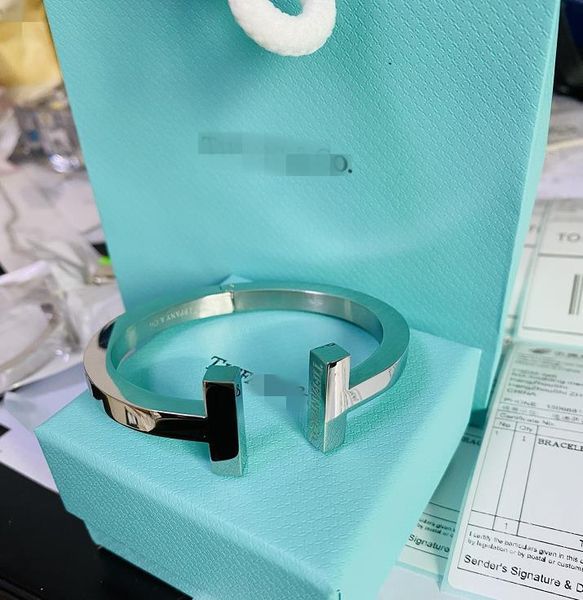 2020 designer bracelet for women fashion high-end quality for ladies jewelry with gold silver black bracelets luxury jewelry cd
2020 designer bracelet for women fashion high-end quality for ladies jewelry with gold silver black bracelets luxury jewelry cd