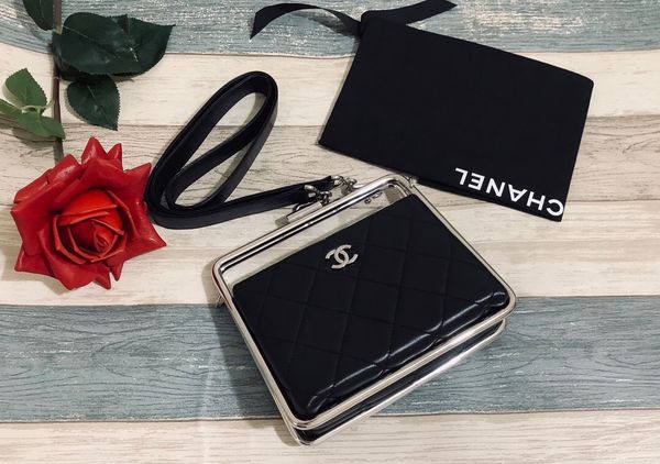 the new metal frame dining bag 7a high-end quality imported lambskin feels soft and the metal handle design is very retro
the new metal frame dining bag 7a high-end quality imported lambskin feels soft and the metal handle design is very retro