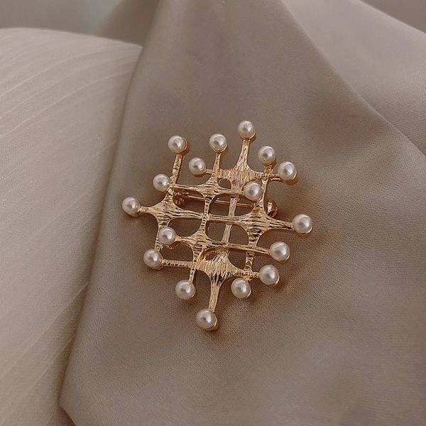 women hollow men and women brooch irregular pattern brooch retro pearl girl metal geometric pin jewelry banquet jewelry, Gray
women hollow men and women brooch irregular pattern brooch retro pearl girl metal geometric pin jewelry banquet jewelry, Gray