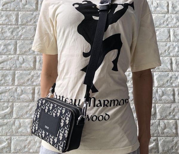 customized black one-shoulder messenger bag fashion calf leather with black jacquard detachable shoulder strap
customized black one-shoulder messenger bag fashion calf leather with black jacquard detachable shoulder strap