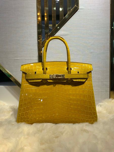 factory wholesale yellow shinny crocodile handbag 30cm,fully handmade wax thread,can make other size,many colors for chosen,fast delivery
factory wholesale yellow shinny crocodile handbag 30cm,fully handmade wax thread,can make other size,many colors for chosen,fast delivery