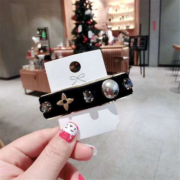 korean vintage velvet big pearl hair clip for women shine crystal geometric clover hair pins girls bride accessories z179, Golden;silver
korean vintage velvet big pearl hair clip for women shine crystal geometric clover hair pins girls bride accessories z179, Golden;silver