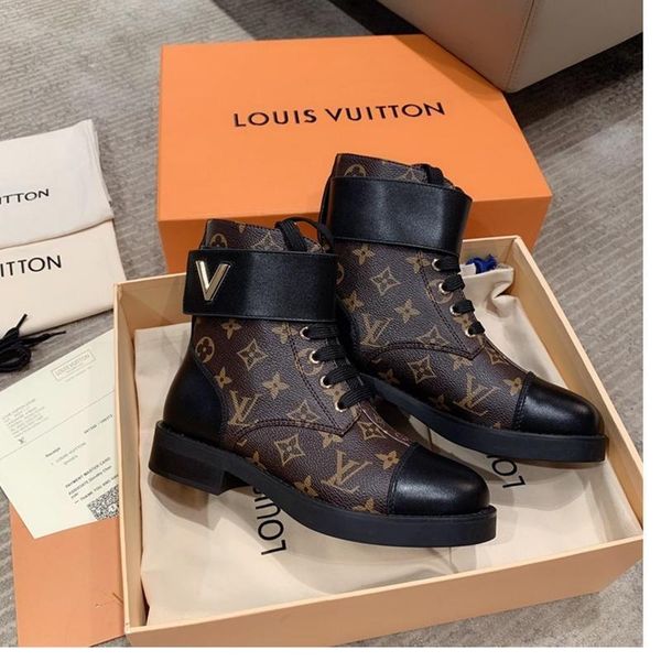 22 designer luxury casual fashion short boots, outdoor casual travel shoes, fast delivery, original box, Black
22 designer luxury casual fashion short boots, outdoor casual travel shoes, fast delivery, original box, Black